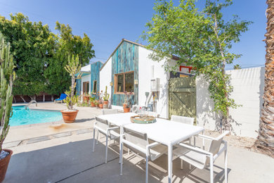 This is an example of a patio in Los Angeles.