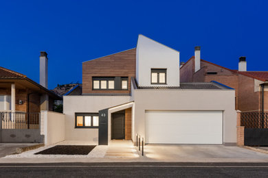 Modelo de fachada de casa multicolor minimalista de tamaño medio de dos plantas con revestimientos combinados