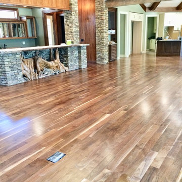 Patterns and borders in solid walnut flooring