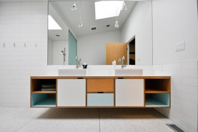 Design ideas for a modern bathroom in Seattle.