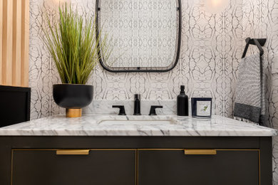 ロサンゼルスにある高級な小さなコンテンポラリースタイルのおしゃれなトイレ・洗面所 (フラットパネル扉のキャビネット、グレーのキャビネット、グレーのタイル、白い洗面カウンター、独立型洗面台) の写真