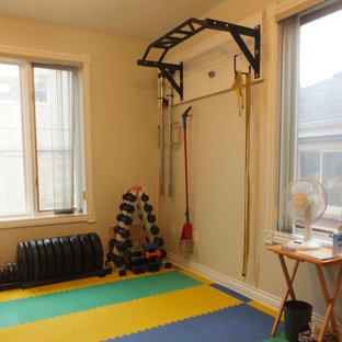 トロントの小さいコンテンポラリースタイルのおしゃれな多目的ジム (グレーの壁) の写真