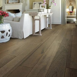 Diseño de salón para visitas abierto, mediterráneo, grande, sin televisor, con paredes blancas, suelo de madera oscura, chimenea tradicional, marco de chimenea de madera y suelo marrón