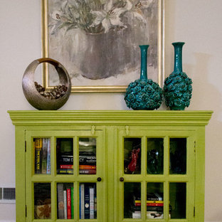 Modelo de sótano con ventanas clásico renovado, grande, con paredes grises, moqueta y suelo beige