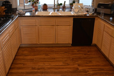 Example of a kitchen design in Orange County