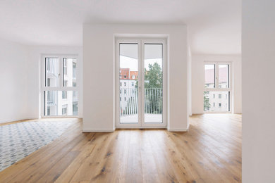 Großes, Offenes Modernes Wohnzimmer mit weißer Wandfarbe und hellem Holzboden in Hamburg