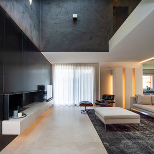 Foto på ett stort funkis allrum med öppen planlösning, med ett finrum, vita väggar, marmorgolv, en standard öppen spis, en spiselkrans i metall, en fristående TV och beiget golv