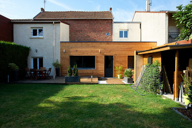 Réalisation d'une façade de maison de ville marron nordique en bois avec un toit plat et un toit en métal.