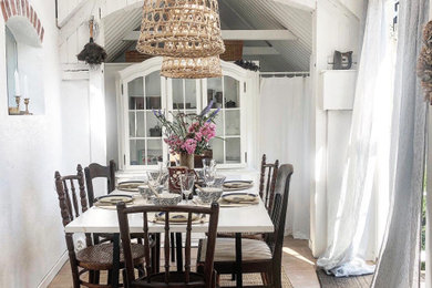 Exempel på en liten minimalistisk separat matplats, med vita väggar, klinkergolv i porslin och beiget golv