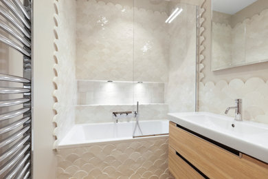 Cette photo montre une salle de bain chic de taille moyenne pour enfant avec un placard à porte affleurante, des portes de placard blanches, un carrelage beige, mosaïque, un plan vasque, meuble simple vasque et meuble-lavabo encastré.