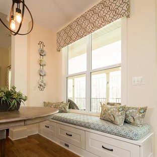 アトランタの広いトラディショナルスタイルのLDKの画像 (白い壁、無垢フローリング、茶色い床)