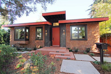 Einstöckige Moderne Holzfassade Haus mit brauner Fassadenfarbe in Sonstige
