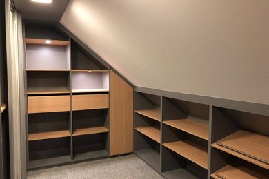 Begehbarer Kleiderschrank mit Belechtung