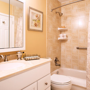Idee per una piccola stanza da bagno padronale stile shabby con lavabo a consolle, top in marmo, vasca da incasso, vasca/doccia, WC monopezzo, piastrelle beige, piastrelle a mosaico, pareti beige, pavimento con piastrelle in ceramica e ante bianche