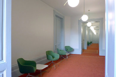Exemple d'un grand couloir chic avec un mur blanc et moquette.