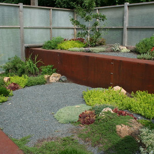Cette photo montre un xéropaysage industriel avec une pente, une colline ou un talus.