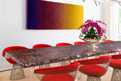 Esempio di una sala da pranzo aperta verso la cucina minimalista di medie dimensioni con pareti bianche, parquet chiaro, nessun camino e pavimento beige