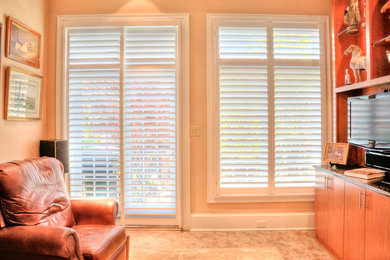 Family room - traditional family room idea in Richmond