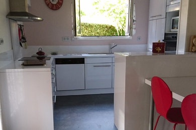 Offene, Mittelgroße Moderne Küche in U-Form mit Laminat-Arbeitsplatte, Rückwand aus Keramikfliesen und Kücheninsel in Grenoble