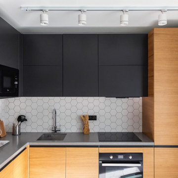 Черная кухня с деревом