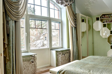 Imagen de dormitorio principal contemporáneo sin chimenea con paredes verdes, suelo de madera clara, suelo beige, bandeja y papel pintado