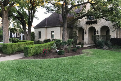 Photo of a mid-sized traditional partial sun front yard landscaping in Dallas.