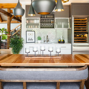 セントルイスの広いトランジショナルスタイルのLDKの画像 (濃色無垢フローリング、グレーの壁、暖炉なし)