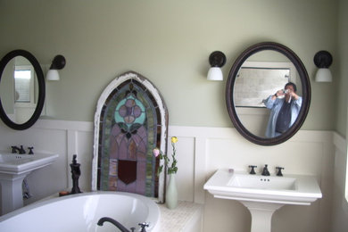 Minimalist bathroom photo in Los Angeles