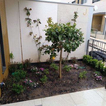 Jardín residencial con césped natural, jardineras elevadas en Pozuelo de Alarcón