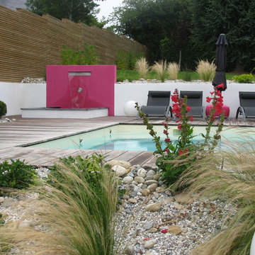 Intégration de piscine dans un jardin en pente