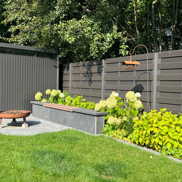Moderner Garten mit Naturpool und Holzdeck