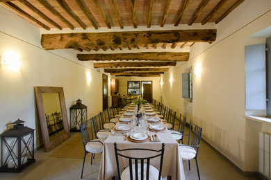 This is an example of a rustic dining room in Florence.