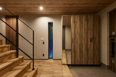 大阪にあるおしゃれな玄関収納 (グレーの壁、合板フローリング、濃色木目調のドア、グレーの床、クロスの天井、壁紙) の写真