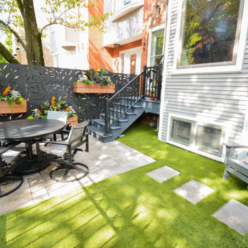 Petite City Courtyard