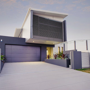 シドニーのコンテンポラリースタイルのおしゃれな二階建ての家 (紫の外壁) の写真