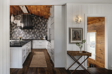 Kitchen - traditional kitchen idea in Austin