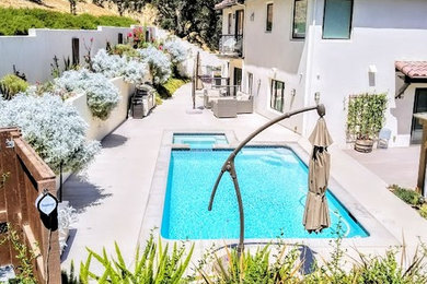 ロサンゼルスにある高級な中くらいなトランジショナルスタイルのおしゃれなプールの写真