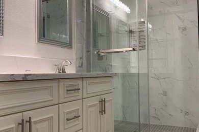 Example of a minimalist bathroom design in Los Angeles