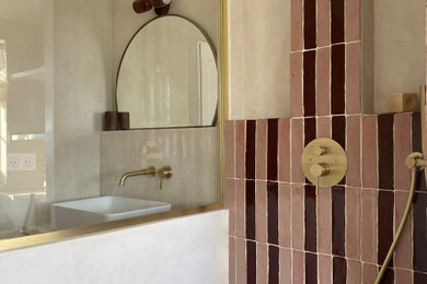 Imagen de cuarto de baño principal, único y a medida contemporáneo pequeño con armarios abiertos, baldosas y/o azulejos rosa, encimera de cemento y encimeras beige