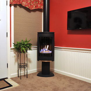 ボストンの小さい片開きドアトラディショナルスタイルのおしゃれな玄関ロビー (赤い壁、カーペット敷き、白いドア、ベージュの床) の写真