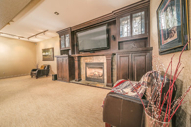 Traditional family room in Toronto.
