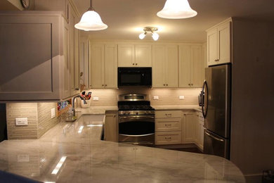 Elegant kitchen photo in Chicago