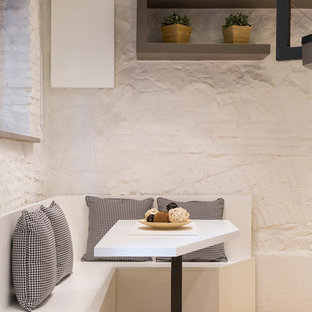 ローマのコンテンポラリースタイルのLDKの画像 (白い壁、淡色無垢フローリング)