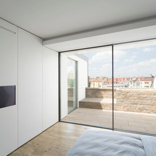 Inspiration för ett funkis huvudsovrum, med vita väggar och travertin golv