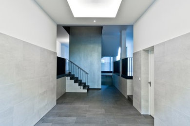 Großes Modernes Foyer mit Keramikboden in Köln