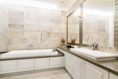 Пример оригинального дизайна: главная ванная комната в классическом стиле с столешницей из искусственного камня