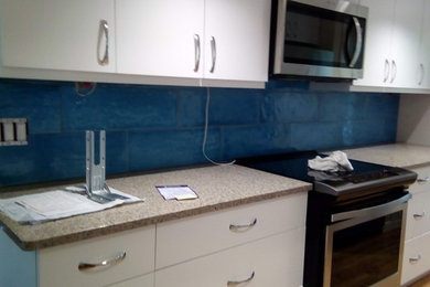 Kitchen - modern kitchen idea in Austin