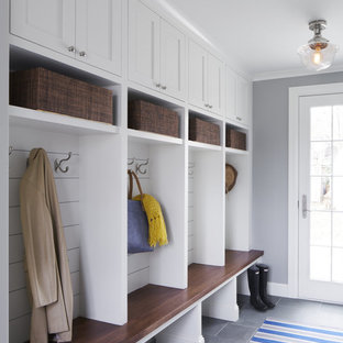 Idee per un ingresso con anticamera tradizionale con pareti grigie e pavimento in gres porcellanato