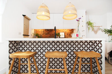 Diseño de bar en casa nórdico con encimera de madera, salpicadero de ladrillos y suelo laminado