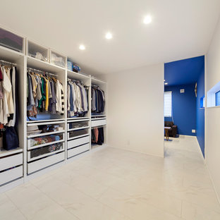他の地域のモダンスタイルのおしゃれな収納・クローゼット (白い床) の写真